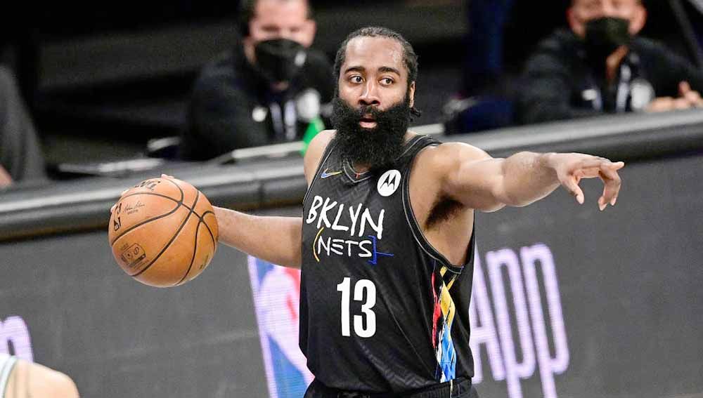 Brooklyn Nets sukses kalahkan Milwaukee Bucks di game 1 semifinal Wilayah Timur di playoff NBA. Sayangnya, James Harden harus jadi korban karena alami cedera. Copyright: © Steven Ryan/Getty Images