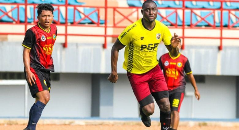 Striker naturalisasi Mamadou Hady Barry berhasil cetak dua gol untuk Muba Babel United pada laga uji coba melawan alumni Sekayu Youth Soccer Academy (SYSA) Sekayu, di stadion Serasan Sekate, Minggu (06/06/21). Copyright: © Official MBU
