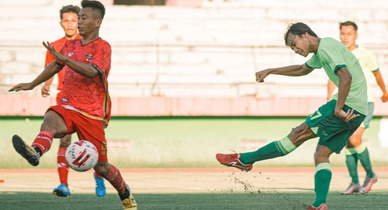 Pemain muda Persebaya, Akbar Firmansyah (kanan) saat mencetak gol ke gawang Persekat Tegal pada laga uji coba, (03/06/21) kemarin. Copyright: © Persebaya.id