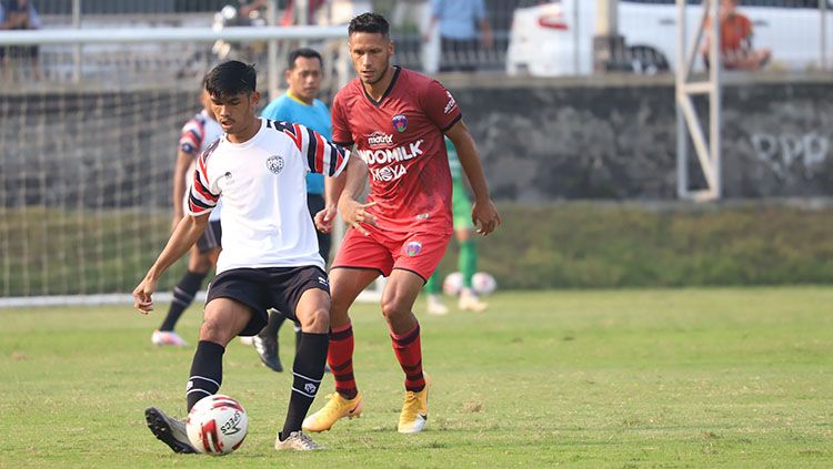 Raphael Maitimo saat berusaha merebut bola. Copyright: © Media Persita Tangerang