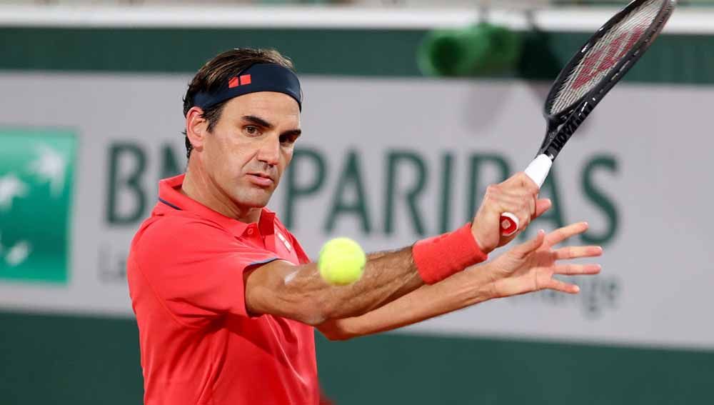 Legenda tenis asal Swiss yang baru saja pensiun, Roger Federer, rupanya juga berlatih bulutangkis demi melatih kemampuannya dan jadi terhebat di dunia. Copyright: © John Berry/Getty Images