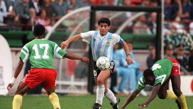 Bola yang digunakan Diego Maradona mencetak gol tangan Tuhan dikabarkan dijual dengan harga fantastis. Copyright: © Cameroon Report