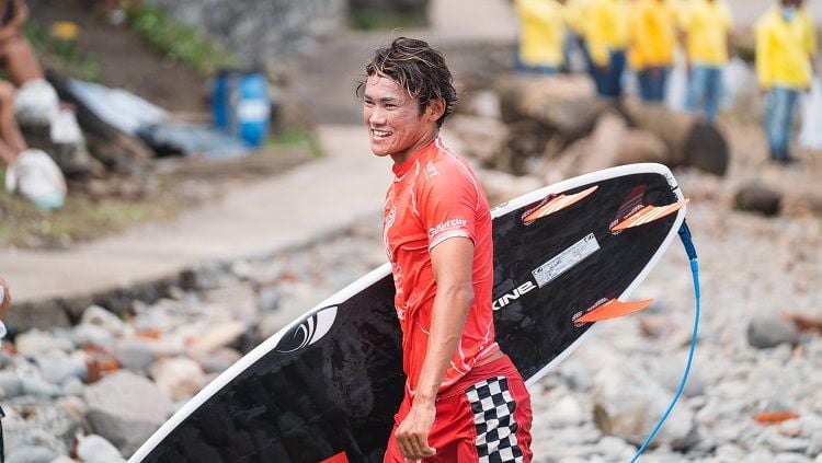 Atlet selancar alias surfing, Rio Waida, banjir dukungan dari KONI ataupun masyarakat usai menjuarai Sydney Surf Pro 2022. Copyright: © NOC Indonesia