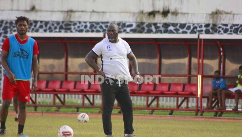 Jacksen Tiago saat memantau skuat Persipura berlatih. Copyright: © Sudjarwo/Indosport.com