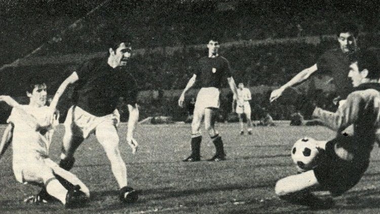 Kiper legendaris Italia, Dino Zoff, menggagalkan peluang emas Yugoslavia dalam pertandingan final Piala Eropa, 10 Juni 1968. Copyright: © World Soccer Magazine