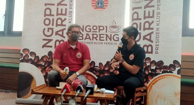 Jumpa pers Persija terkait pengumuman pelatih baru mereka Angelo Alessio yang dihadiri oleh Bambang Pamungkas dan Presiden Persija Mohamad Prapanca. Copyright: © Zainal Hasan/INDOSPORT