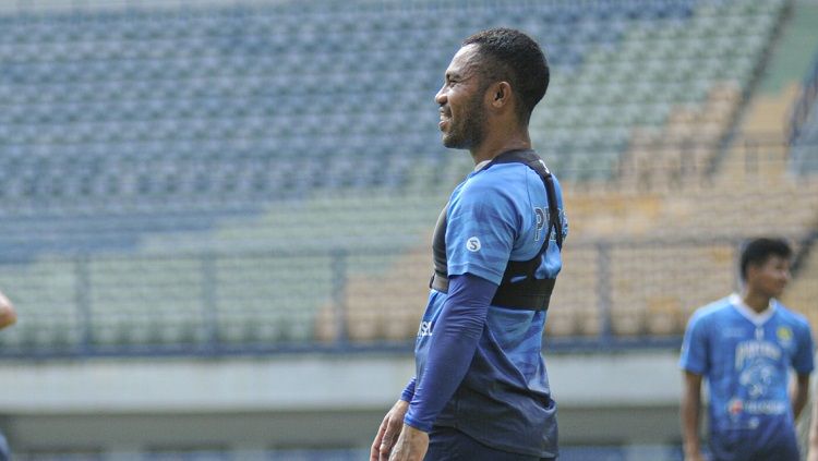 Pelatih Persib Bandung, Robert Rene Alberts, menilai Ardi Idrus sudah berusaha menampilkan permainan terbaiknya pada tiga pertandingan kompetisi BRI Liga 1 2021 Copyright: © Arif Rahman/INDOSPORT