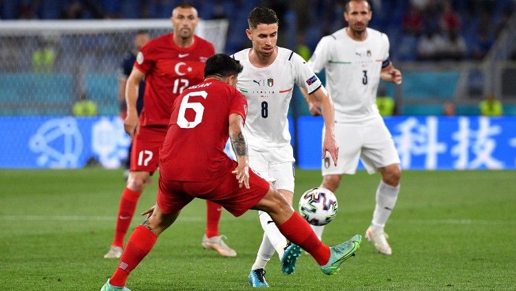 Aksi Jorginho di laga perdana Euro 2020, Turki vs Italia. Copyright: © Filippo Monteforte/Getty Images