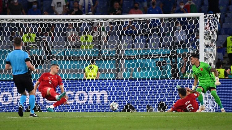 Proses gol bunuh diri Merih Demiral (kiri) yang menjadi gol perdana di Euro 2020. Copyright: © Filippo Monteforte/Getty Images