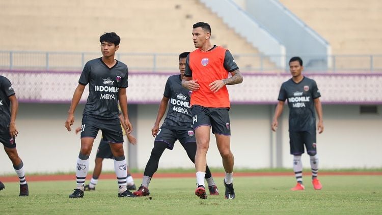Salah satu pemain asing yang bergabung dengan Persita untuk Liga 1 2021, Alex Goncalves (kedua kanan).  Copyright: © Media Persita Tangerang