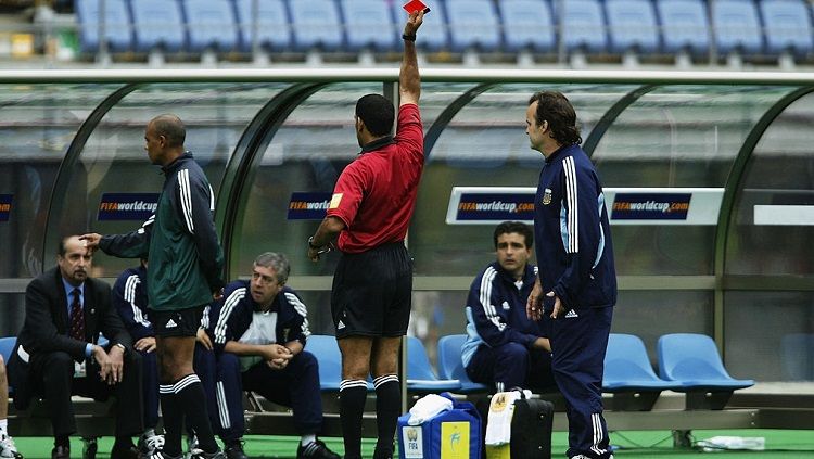 Pemain cadangan Argentina, Claudio Caniggia, menerima kartu merah dalam pertandingan Piala Dunia melawan Swedia, 12 Juni 2002. Copyright: © Getty Images