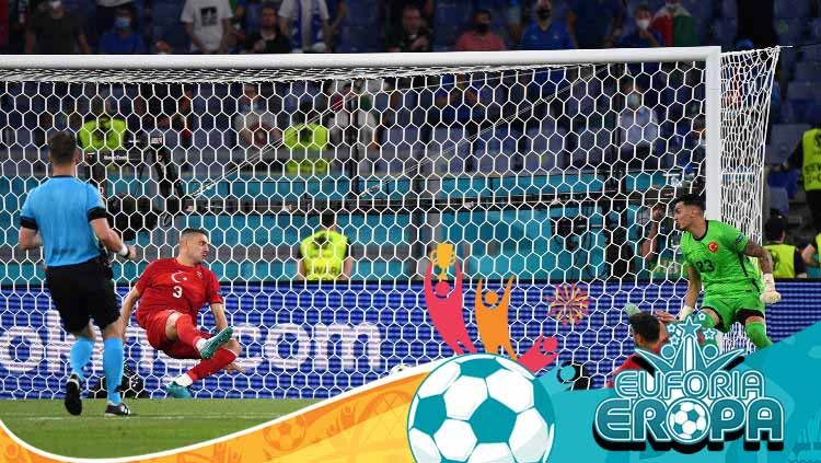 Proses gol bunuh diri Merih Demiral (kiri) yang menjadi gol perdana di Euro 2020. Copyright: © Filippo Monteforte/Getty Images