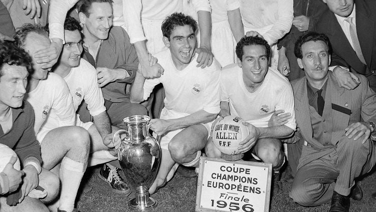 Ekspresi bahagia segenap elemen Real Madrid saat menjuarai Liga Champions edisi perdana usai mengalahkan Stade de Reims di final, 13 Juni 1956. Copyright: © FIFA