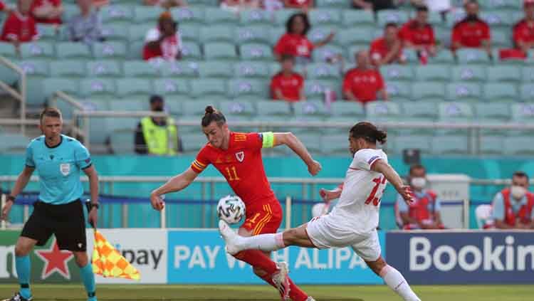 Aksi Gareth Bale di laga Wales vs Swiss dalam laga Grup A Euro 2020. Copyright: © Tolga Bozoglu - Pool/Getty Images