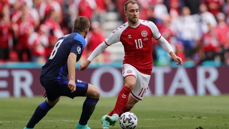 Christian Eriksen kolaps di Euro 2020 dan kini comeback ke lapangan bersama Brentford. Foto: 	Friedemann Vogel - Pool/Getty Images. Copyright: © Friedemann Vogel - Pool/Getty Images