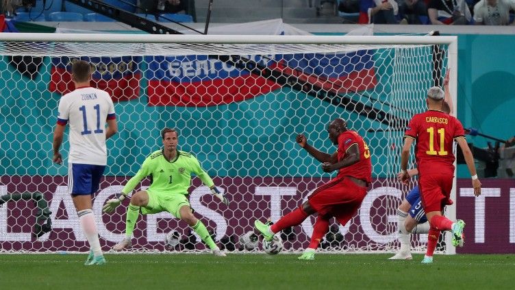 Romelu Lukaku saat mencetak gol pertama Belgia atas Rusia dalam laga perdana Euro 2020. Copyright: © Evgenia Novozhenina - Pool/Getty Images
