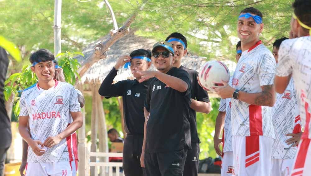 Rahmad Darmawan saat membawa skuat Madura United mengunjungi kawasan wisata pantai di Gili Genting. Copyright: © MO Madura Utd