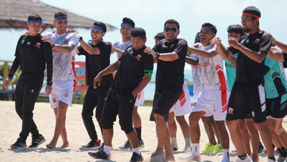 Rahmad Darmawan saat membawa skuat MU mengunjungi kawasan wisata pantai di Gili Genting. Copyright: © MO Madura Utd