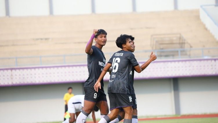 Selebrasi para pemain Persita Tangerang usai mencetak gol ke gawang Persipura Jayapura, Minggu (13/06/21). Copyright: © Media Persita