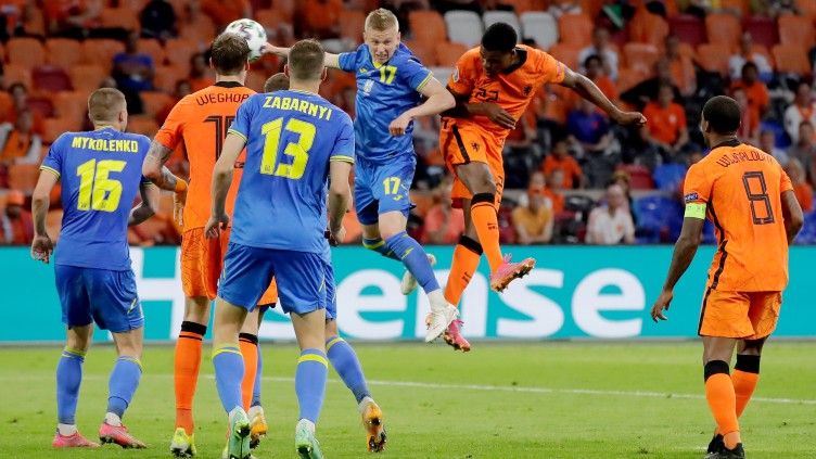 Denzel Dumfries saat mencetak gol kemenangan Belanda atas Ukraina di Euro 2020 Copyright: © Eric Verhoeven/Soccrates/Getty Images