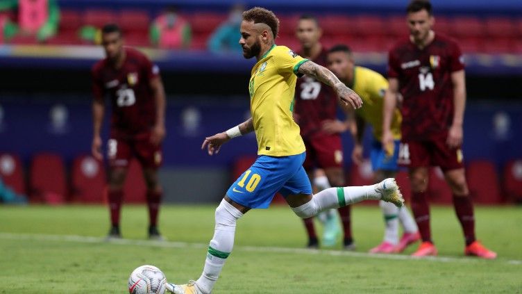 Neymar tengah mengeksekusi tendangan penalti dalam laga pembuka Copa America 2021 antara Brasil vs Venezuela, Senin (14/06/21). Copyright: © Buda Mendes/Getty Images
