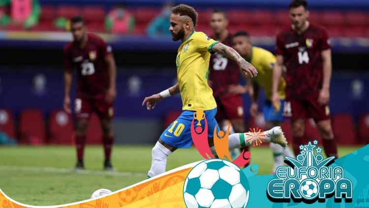Neymar saat sedang mengeksekusi tendangan penalti dalam laga Copa America 2021 Brasil vs Venezuela. Copyright: © Buda Mendes/Getty Images