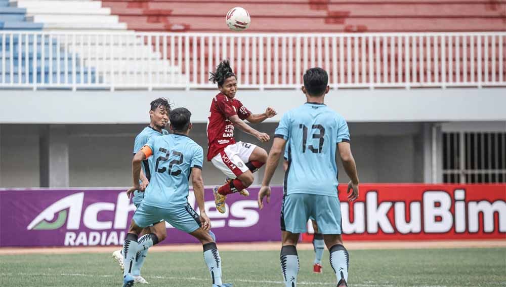 Duel winger Bali United, Fahmi Al Ayyubi dengan bek PSIM Jogja pada laga uji coba di Stadion Mandala Krida, Minggu (13/6/21). Copyright: © Bali United