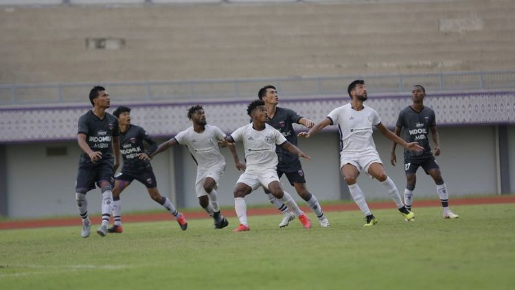 Skuat Persipura Jayapura saat beruji coba melawan Persita Tangerang, Minggu (13/06/21). Copyright: © Media Persipura