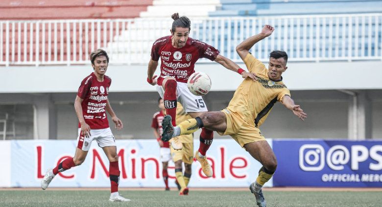 Bali United harus puas diimbangi PSIM Jogja 1-1 pada uji coba kedua di Stadion Mandala Krida, Jogja, Senin (14/06/21). Copyright: © Bali United