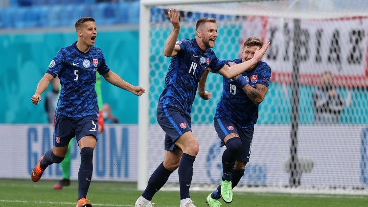 Milan Skriniar merayakan gol kemenangan Slovakia atas Polandia di Euro 2020 Copyright: © Joosep Martinson - UEFA/UEFA via Getty Images