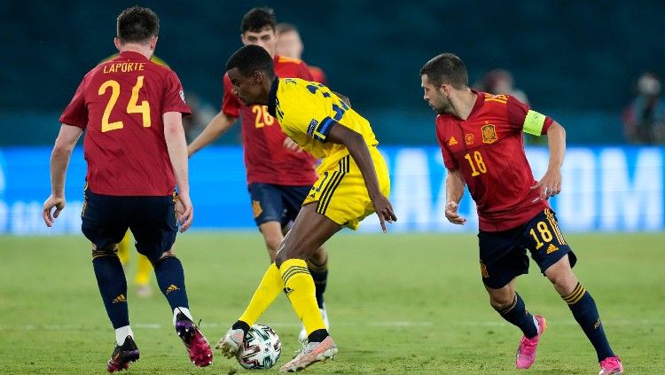 Alexander Isak mencoba keluar dari kawalan di laga Spanyol vs Swedia. Copyright: © Thanassis Stavrakis/Getty Images