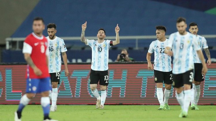 Selebrasi Lionel Messi pasca mencetak gol ke gawang Chile. Copyright: © Buda Mendes/Getty Images