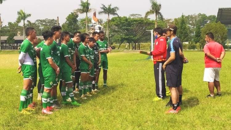 Pemain PSKC mendapatkan pengarahan dari sang pelatih, Robby Darwis, di Lapangan Brigif, Kota Cimahi. Copyright: © Arif Rahman/INDOSPORT