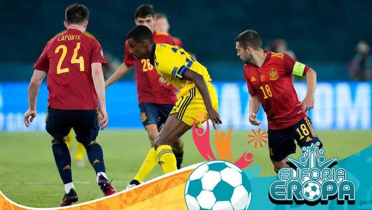 Alexander Isak mencoba keluar dari kawalan di laga Spanyol vs Swedia. Copyright: © Thanassis Stavrakis/Getty Images