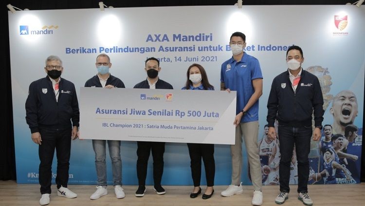 Untuk kali pertama di dunia basket Indonesia, juara dan runner up IBL Indonesia 2021, Satria Muda dan Pelita Jaya, mendapat hadiah asuransi jiwa dari AXA Mandiri. Copyright: © AXA Mandiri