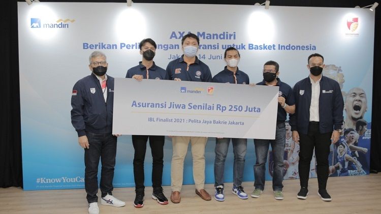 Runner up IBL Indonesia 2021 Pelita Jaya menerima hadiah asuransi dari AXA Mandiri Copyright: © AXA Mandiri