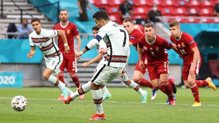 Cristiano Ronaldo berhasil mengeksekusi penalti di laga Euro 2020 Hungaria vs Portugal. Copyright: © Alex Pantling/Getty Images