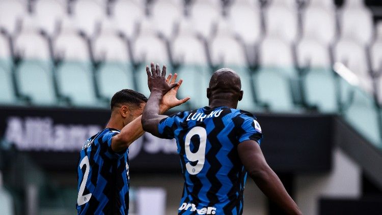 Achraf Hakimi dan Romelu Lukaku merayakan gol Inter Milan. Copyright: © Matteo Bottanelli/NurPhoto via Getty Images