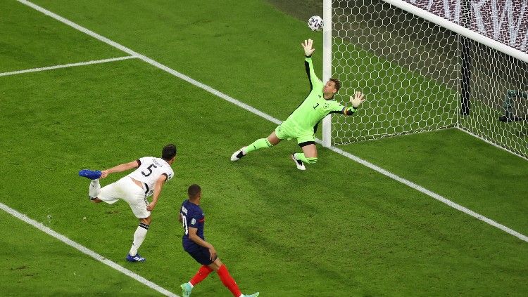 Proses gol bunuh diri Matt Hummels (kiri) di laga kedua Grup F Euro 2020 antara Prancis vs Jerman, Rabu (16/06/21). Copyright: © Alexander Hassenstein/Getty Images