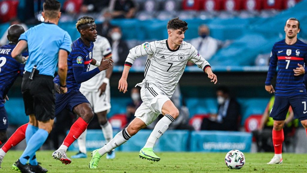 Playmaker Jerman, Kai Havertz (tengah), tengah berlari menggiring bola pada laga Grup F Euro 2020 menghadapi Prancis, Rabu (16/06/21) dini hari WIB. Copyright: © Markus Gilliar/Getty Images