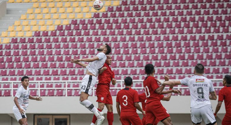 Bali United kembali meraih hasil positif dalam rangkaian laga uji coba. Kali ini mereka mampu mengalahkan Persis Solo 2-1 di Stadion Manahan Solo, Rabu (16/06/21). Copyright: © Bali United