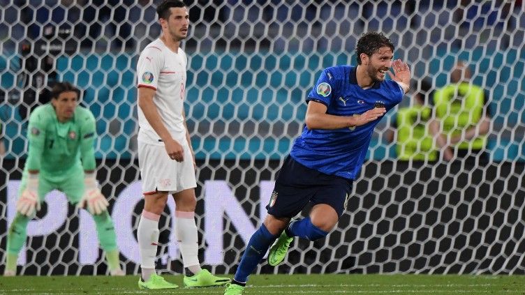 Manuel Locatelli merayakan gol kedua Italia ke gawang Swiss dalam lanjutan laga Grup A Euro 2020. Copyright: © Alberto Lingria - Pool/Getty Images