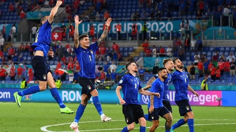 Selebrasi yang dilakukan para pemain Italia setelah dipastikan lolos ke 16 besar Euro 2020. Copyright: © Photo by Claudio Villa/Getty Images