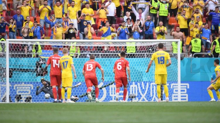 Sepakan penalti Ruslan Malinovskyi digagalkan kiper Stole Dimitrievski di Euro 2020 antara Ukraina vs Makedonia Utara Copyright: © Alex Caparros - UEFA/UEFA via Getty Images