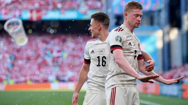 Kevin De Bruyne melakukan selebrasi usai mencetak gol ke gawang Denmark untuk Belgia pada laga Grup B Euro 2020, Jumat (17/06/21) dini hari WIB. Copyright: © Stuart Franklin/Getty Images