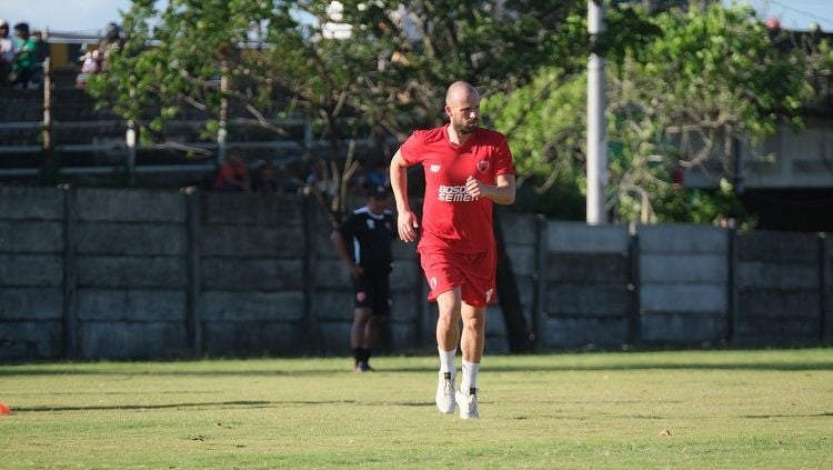 Penyerang anyar klub Liga 1 PSM Makassar asal Belanda, Anco Jansen, tengah berlatih untuk persiapan Liga 1. Copyright: © Adriyan Adirizky/INDOSPORT
