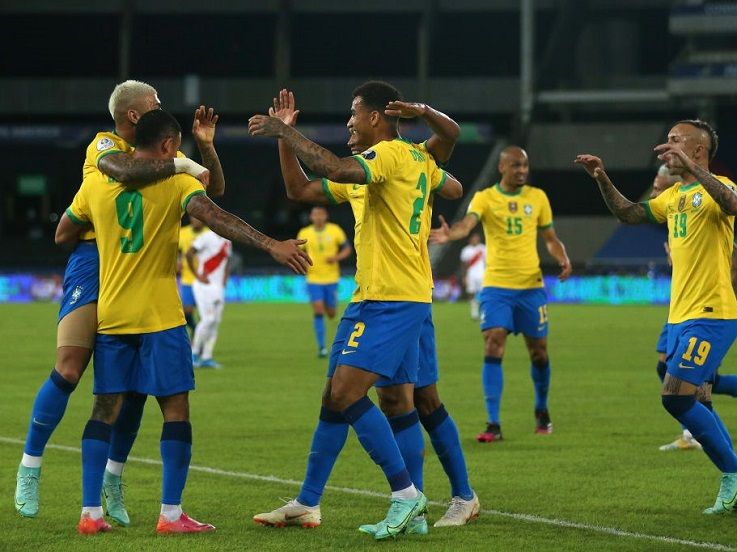 Skuad Brasil merayakan gol ke gawang Peru pada lanjutan babak penyisihan Grup A Copa America 2021. Copyright: © Buda Mendes/Getty Images