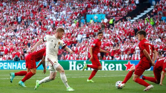 Kevin De Bruyne, mengoper bola yang berujung gol Thorgan Hazard pada laga Denmark vs Belgia di Grup B Euro 2020, Jumat (17/06/21) dini hari WIB. Copyright: © Wolfgang Rattay - Pool/Getty Images
