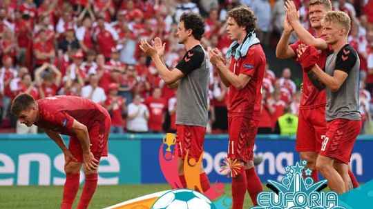 Para pemain Denmark membelikan aplaus kepada suporter yang hadir di Parken Stadium, Kopenhagen, pada laga Grup B Euro 2020 menghadapi Belgia, Jumat (17/06/21) dini hari WIB. Copyright: © Jonathan Nackstrand - Pool/Getty Images