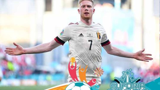 Kevin De Bruyne melakukan selebrasi usai mencetak gol ke gawang Denmark untuk Belgia pada laga Grup B Euro 2020, Jumat (17/06/21) dini hari WIB. Copyright: © Stuart Franklin/Getty Images